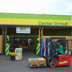 Vhod v Center Ormož in viličar pred trgovino — 9. 10. 2026