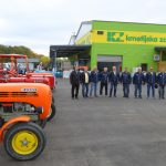Udeleženci in traktorji pred Centrom Ormož — 9. 10. 2026