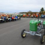 Starodobni traktor pred prizoriščem slovesnosti — 9. 10. 2026