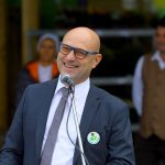 Govornik med pozdravnim nagovorom — 9. 10. 2026
