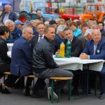 Obiskovalci spremljajo slovesni program — 9. 10. 2026