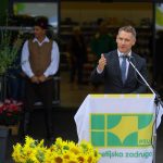 Govornik med nagovorom občinstva — 9. 10. 2026