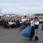 Plesni pari med folklornim nastopom — 9. 10. 2026