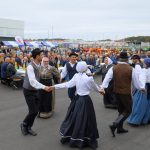 Folklorna skupina med plesom pred občinstvom — 9. 10. 2026