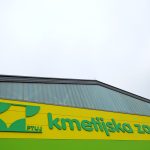 Napis Kmetijska zadruga na pročelju centra — 9. 10. 2026
