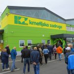 Obiskovalci pred vhodom v novi Center Ormož — 9. 10. 2026